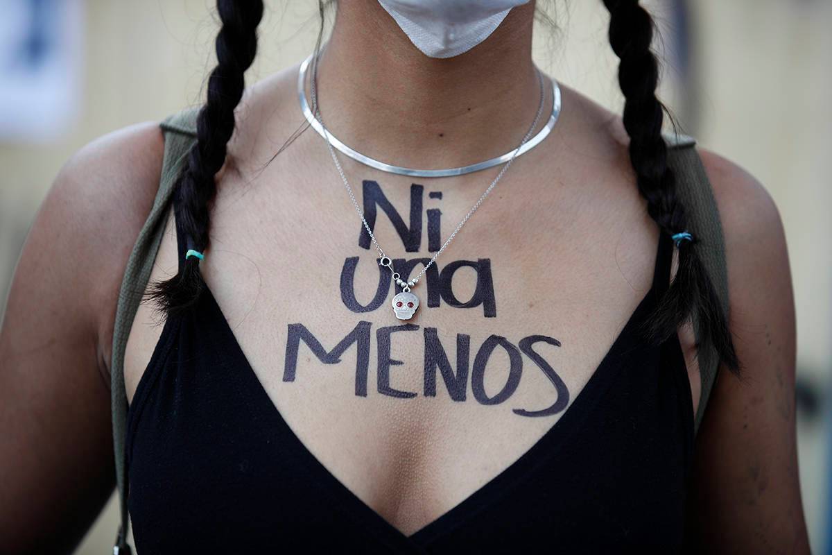 En esta foto de archivo, una mujer con las palabras "Ni una menos" escritas en su pecho en espa ...