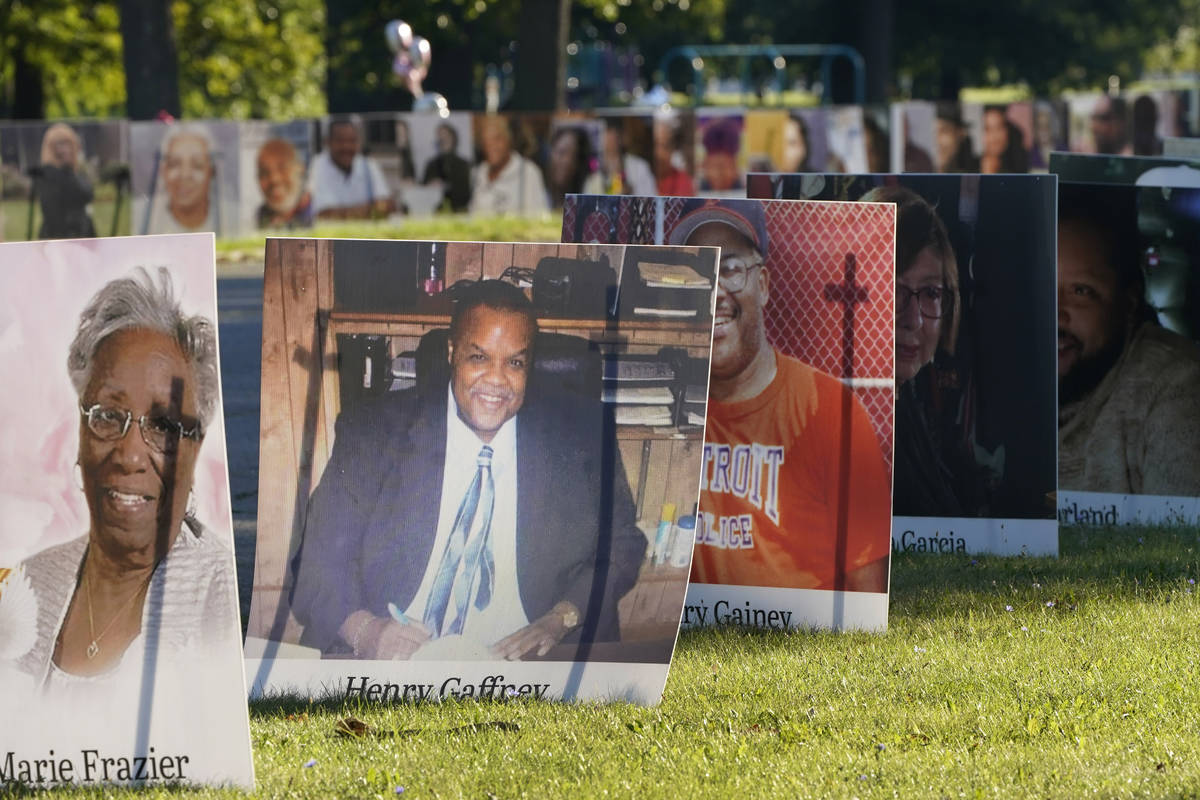 Algunas de las casi 900 fotos de las víctimas de Detroit del COVID-19 se exponen en Belle Isle ...