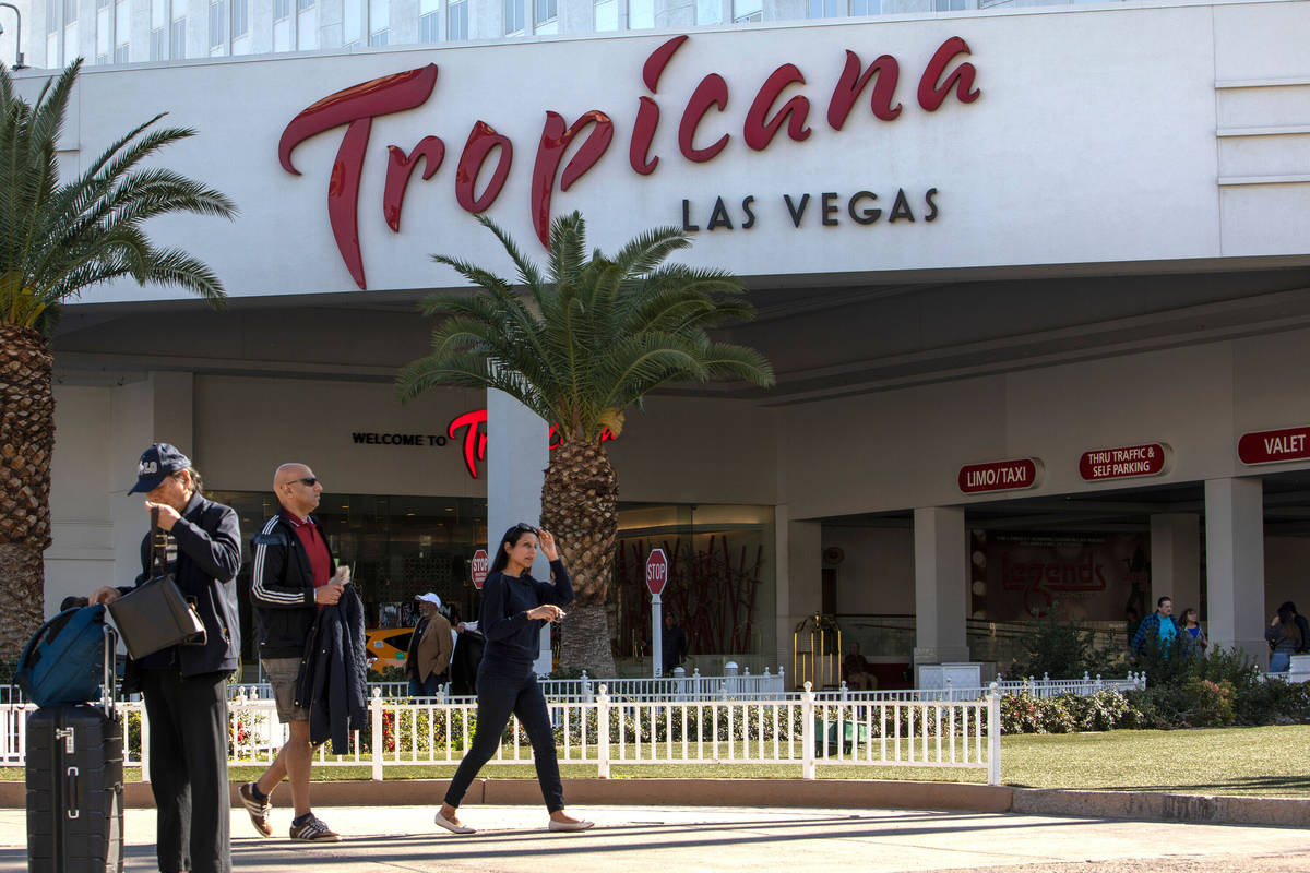 Turistas caminan frente a Tropicana en el Strip el miércoles, 19 de febrero de 2020, en Las Ve ...