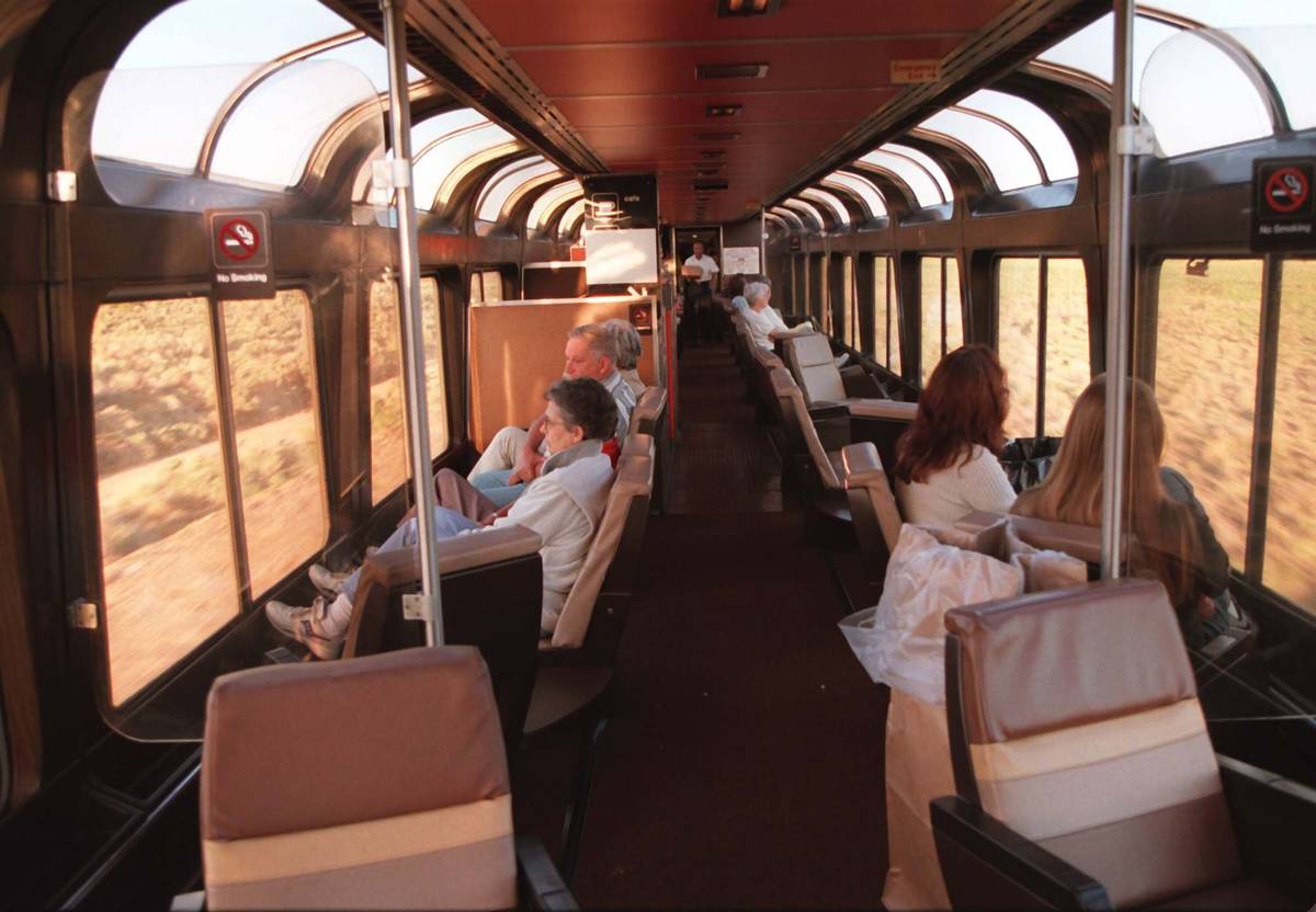 Mientras el Desert Wind de Amtrak se dirige a Las Vegas, los pasajeros disfrutan del paisaje y ...