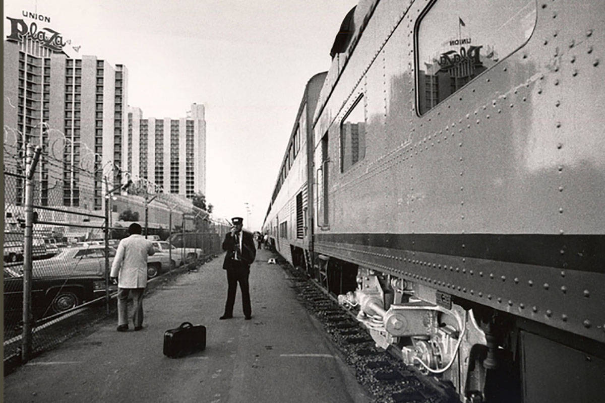 Un tren de Amtrak se ve junto al hotel-casino The Plaza en el centro de Las Vegas el 24 de octu ...