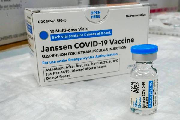En esta foto de archivo del jueves, 8 de abril de 2021, la vacuna COVID-19 de Johnson & Johnson ...