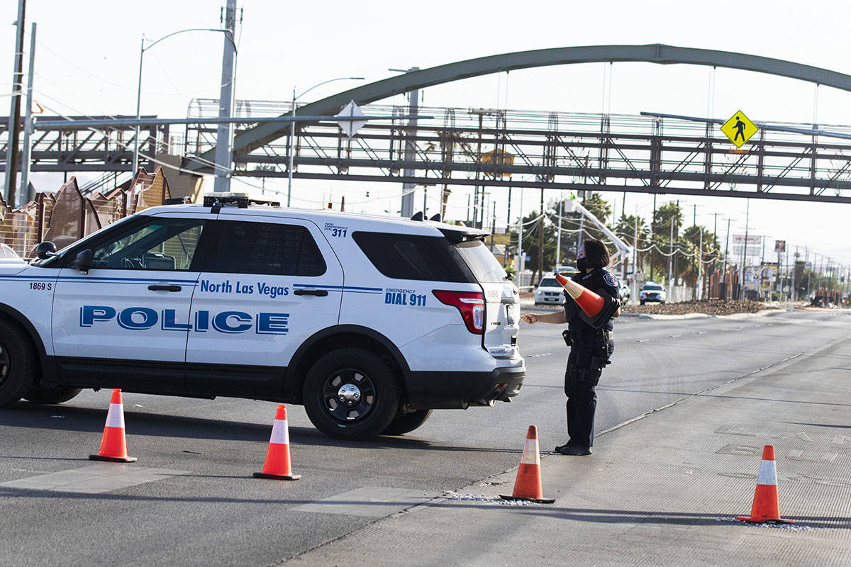 La policía de North Las Vegas está investigando la muerte de un hombre encontrado cerca de un ...