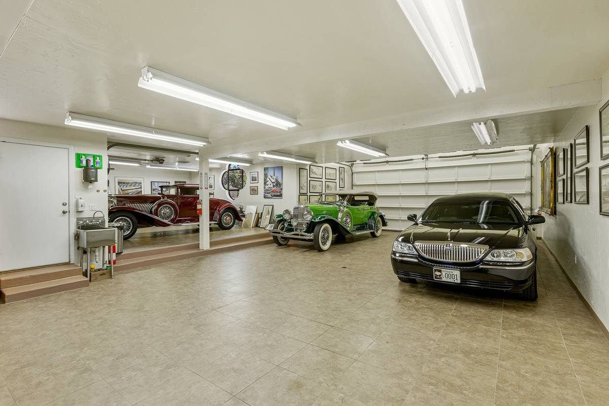 Un garaje adosado para seis coches se complementa con una zona de garaje independiente con capa ...