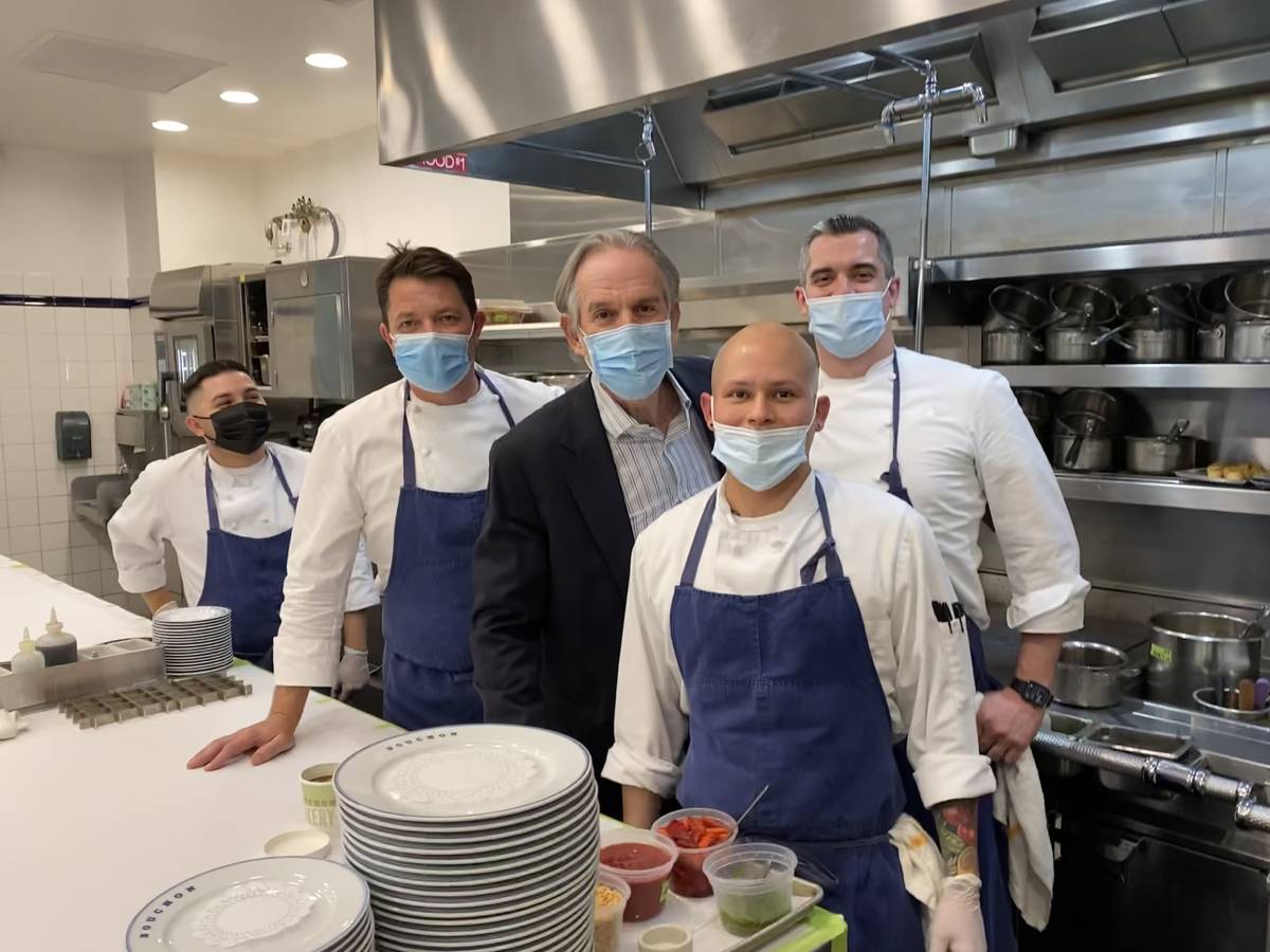 Thomas Keller, al centro, con su equipo en la cocina de Bouchon en The Venetian el 9 de abril d ...