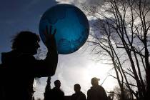 En esta foto de archivo, manifestantes juegan simbólicamente con un globo terráqueo frente al ...