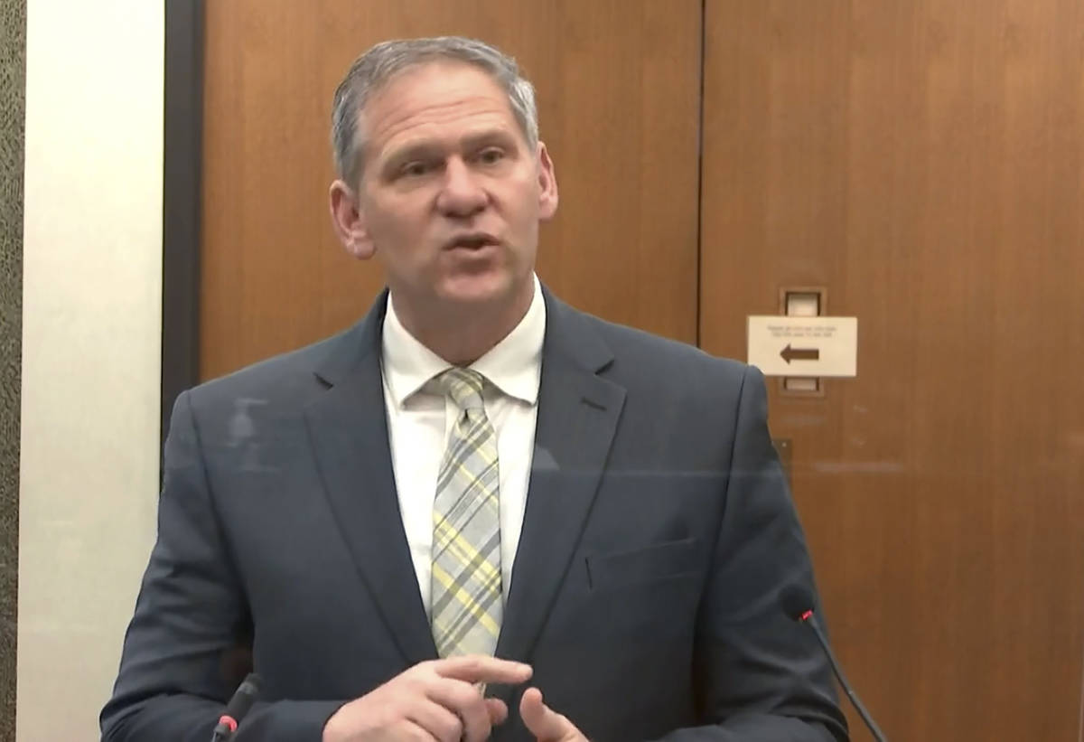 En esta imagen de un video, el fiscal Steve Schleicher habla mientras el juez del Condado Henne ...