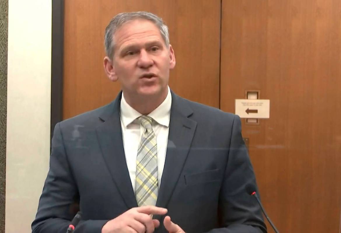En esta imagen de un video, el fiscal Steve Schleicher habla mientras el juez del Condado Henne ...