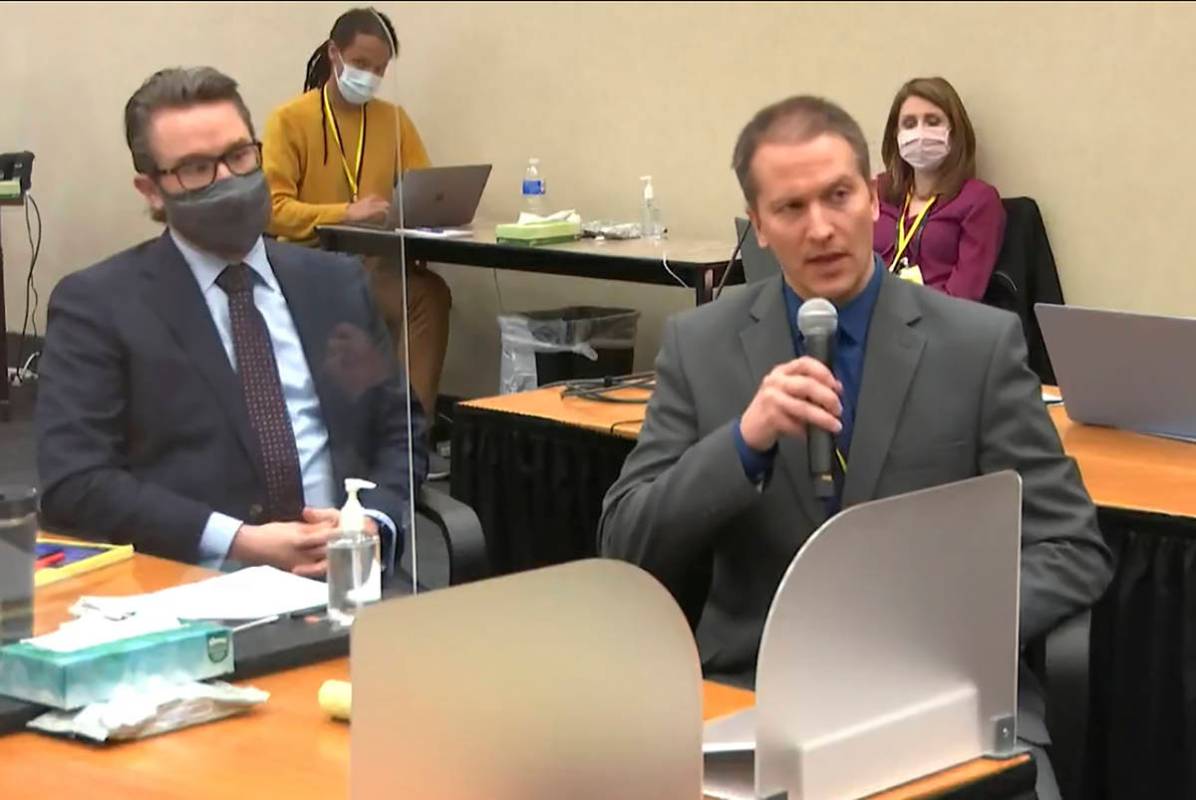 En esta imagen de un video, el abogado defensor Eric Nelson, a la izquierda, y el acusado, el e ...