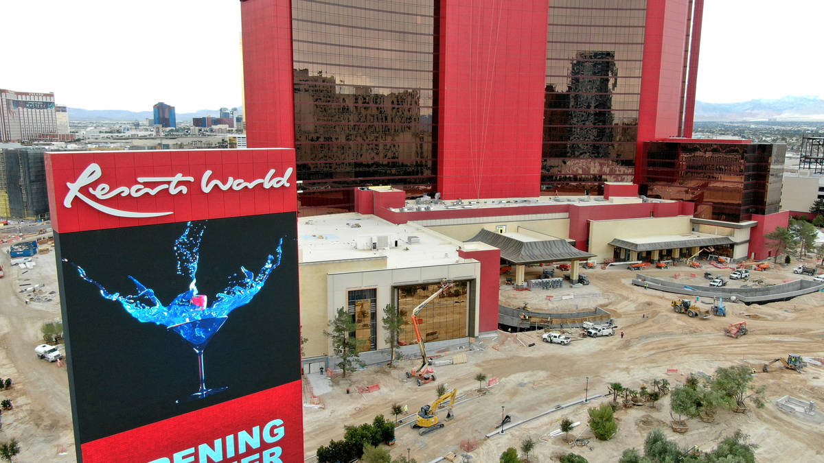 Una vista aérea de la entrada norte de Resorts World Las Vegas el jueves, 11 de marzo de 2021. ...