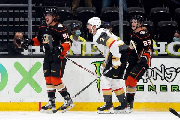 El ala izquierda de los Anaheim Ducks, Max Comtois (izquierda), celebra después de anotar dura ...