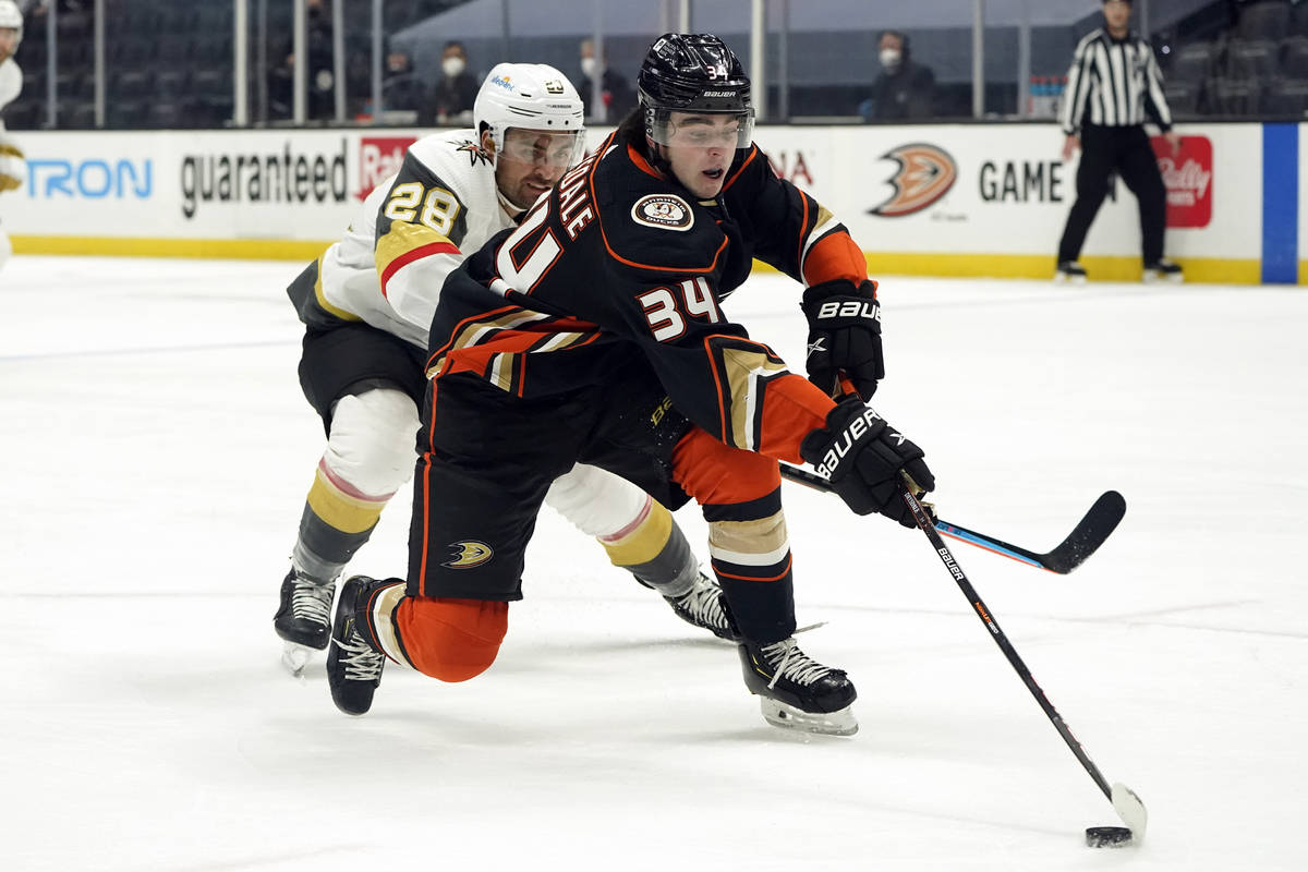 El defensa de los Anaheim Ducks, Jamie Drysdale (34), alcanza el puck frente al ala izquierda d ...
