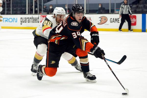 El defensa de los Anaheim Ducks, Jamie Drysdale (34), alcanza el puck frente al ala izquierda d ...
