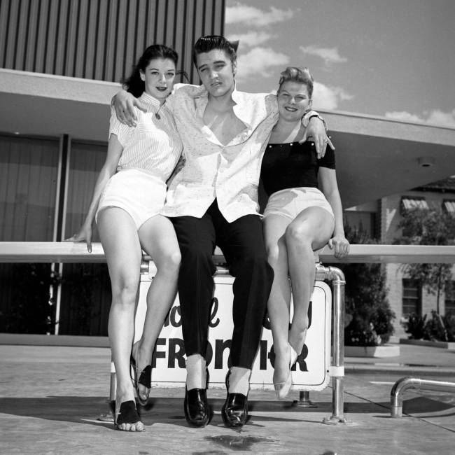 Elvis Presley posa para fotos publicitarias en la piscina de New Frontier. (Jerry Abbott/Las Ve ...