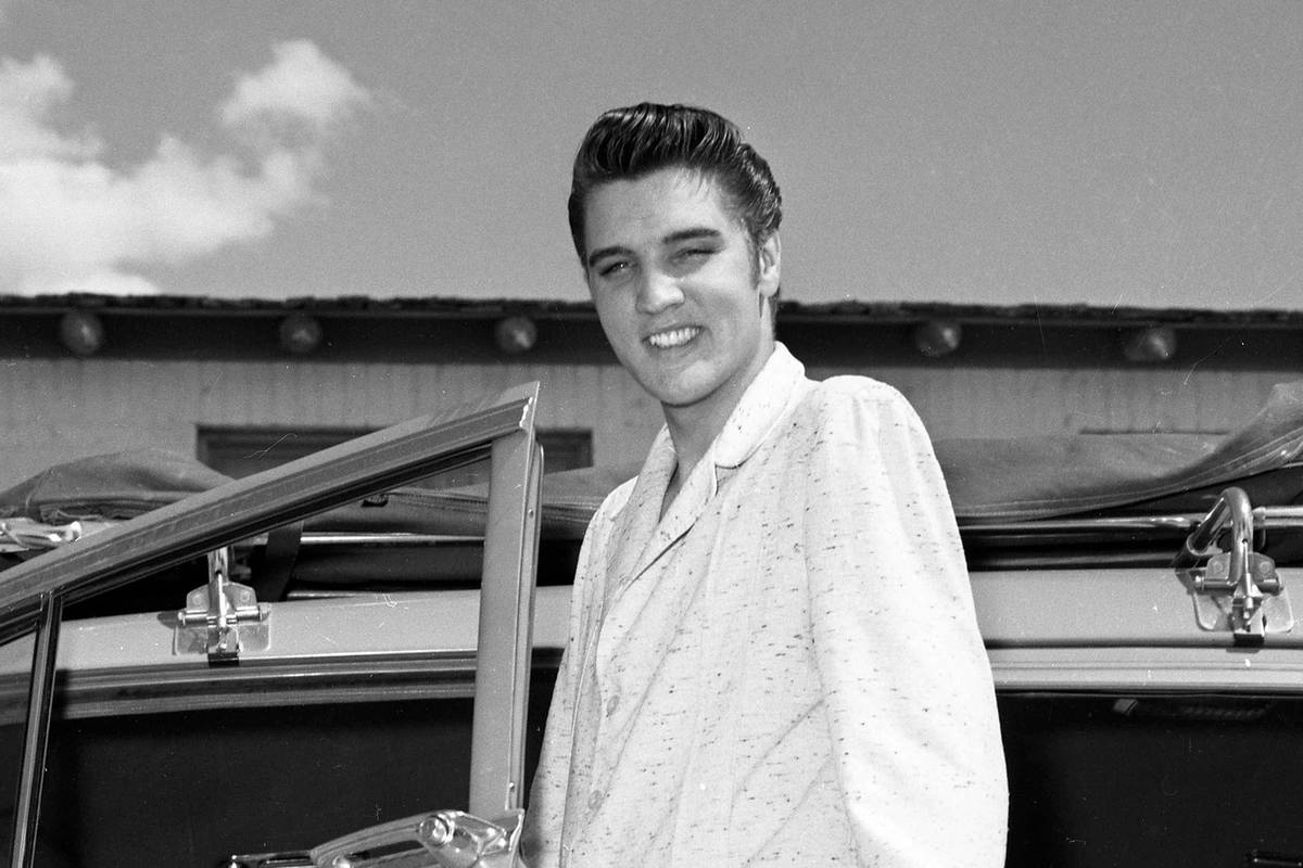 Elvis posa fuera de un coche durante su primera serie de espectáculos en New Frontier el 30 de ...