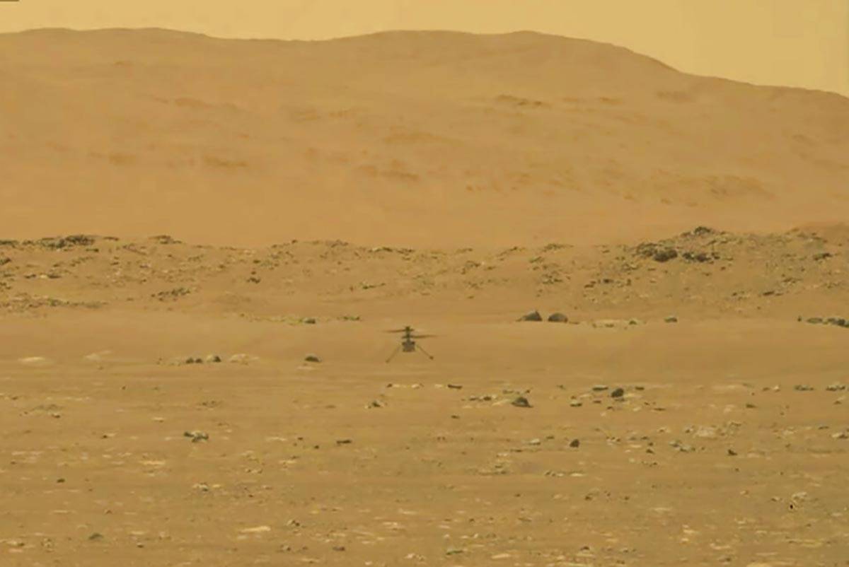En esta imagen de la NASA, el helicóptero experimental de la NASA para Marte, Ingenuity, aterr ...
