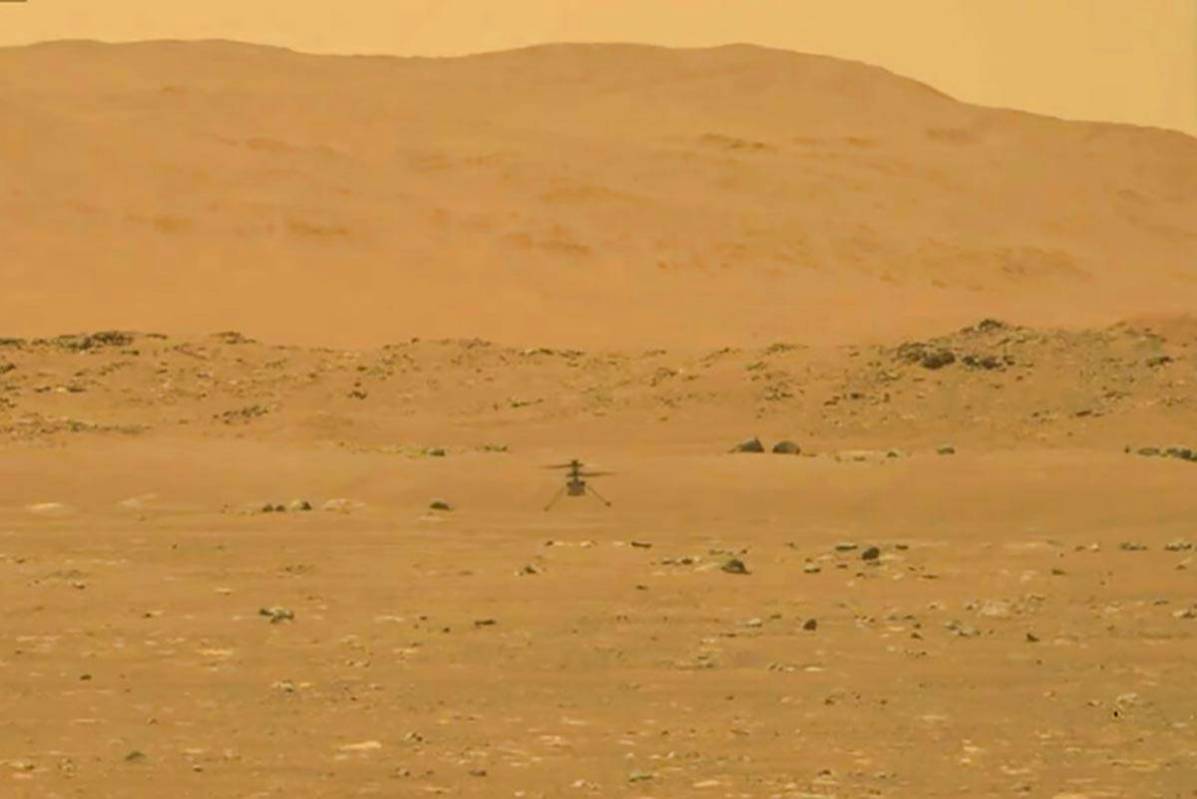 En esta imagen de la NASA, el helicóptero experimental de la NASA para Marte, Ingenuity, aterr ...