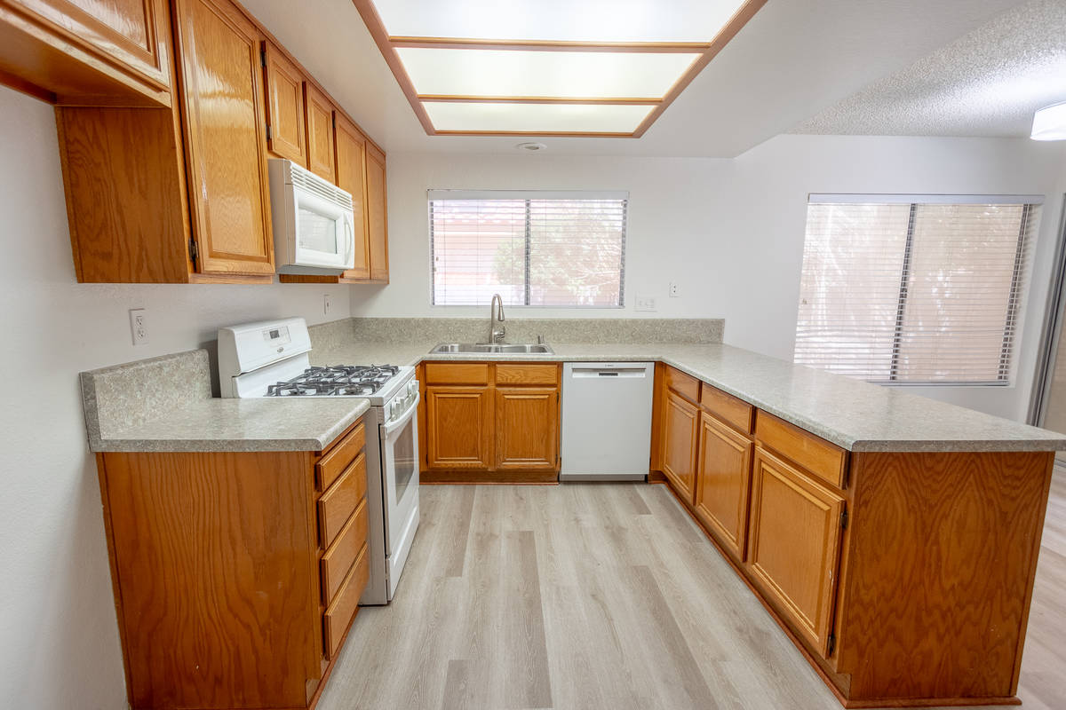 La cocina de la casa en 328 de Templeton Drive, Henderson, crea una sensación de mucho espacio ...