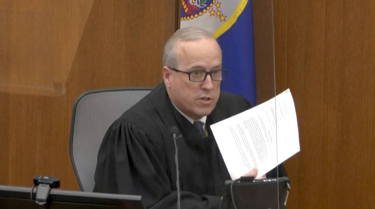 En esta imagen de un video, el juez del Condado Hennepin, Peter Cahill, lee las instrucciones a ...