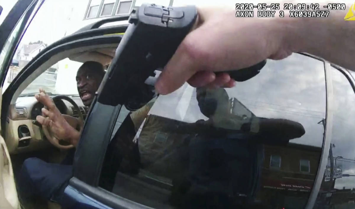 En esta imagen del video de la cámara corporal de la policía, George Floyd responde a la poli ...