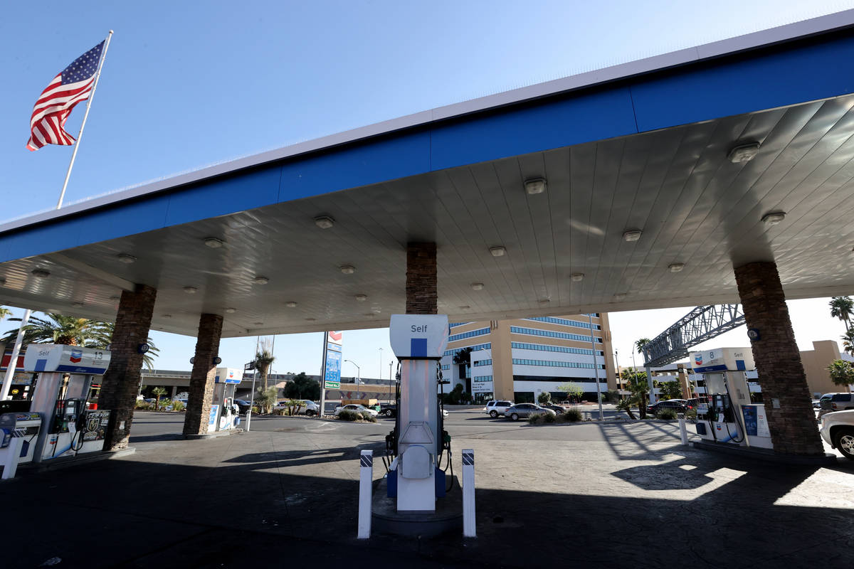 Surtidores de gasolina vacíos en la estación Chevron de Rancho Drive y Bonanza Road en Las Ve ...