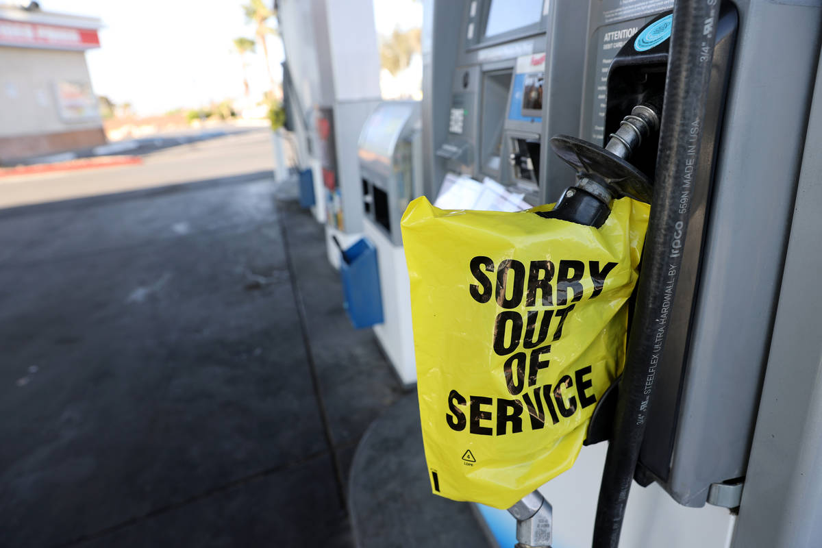 Surtidores de gasolina vacíos en la estación Chevron de Rancho Drive y Martin Luther King Blv ...