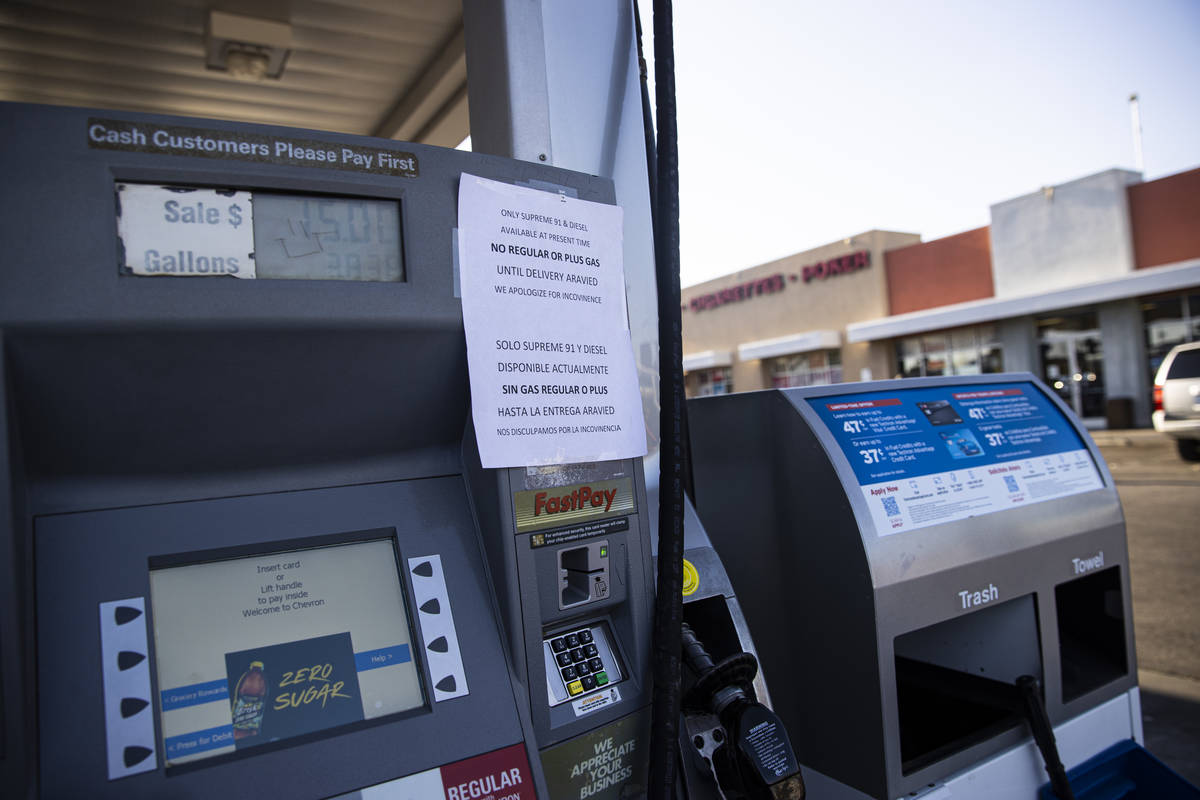 Un letrero que indica que solo hay gasolina suprema 91 y diésel en una gasolinera Chevron en l ...