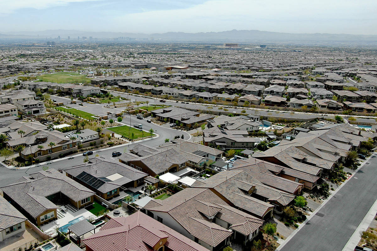 Una vista aérea de las urbanizaciones cerca de Far Hills Avenue y 215 Beltway en la zona de Su ...