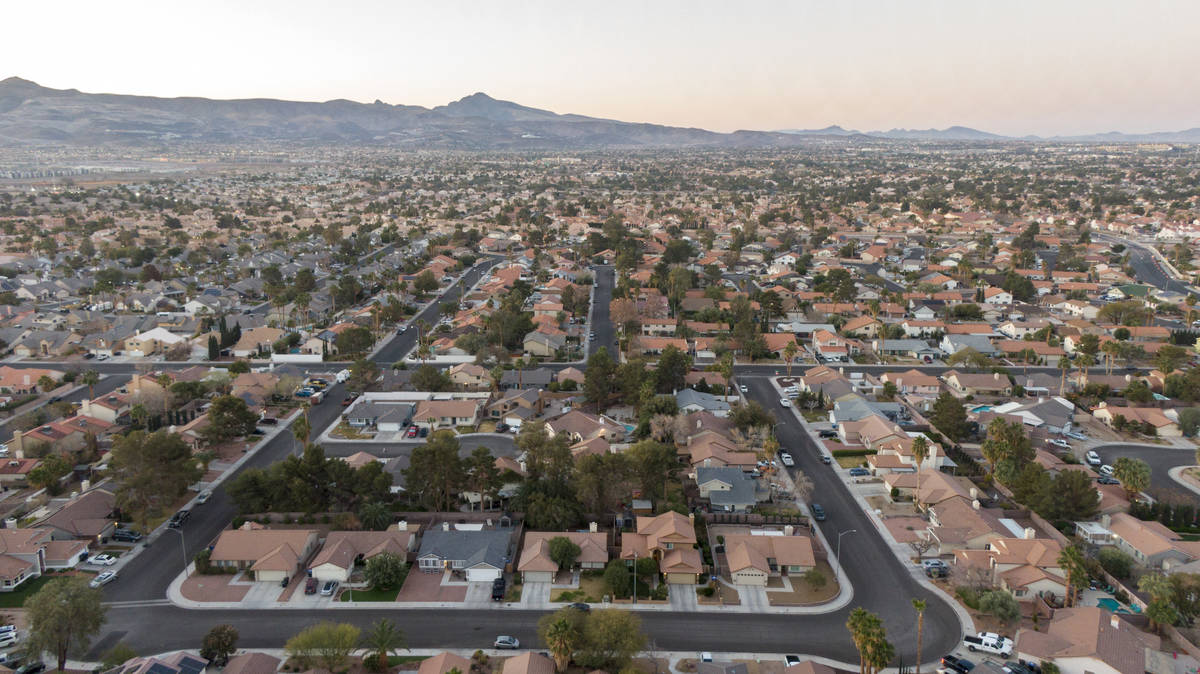 Una vista aérea de viviendas en Henderson, Nevada el viernes, 5 de marzo de 2021. (Michael Qui ...