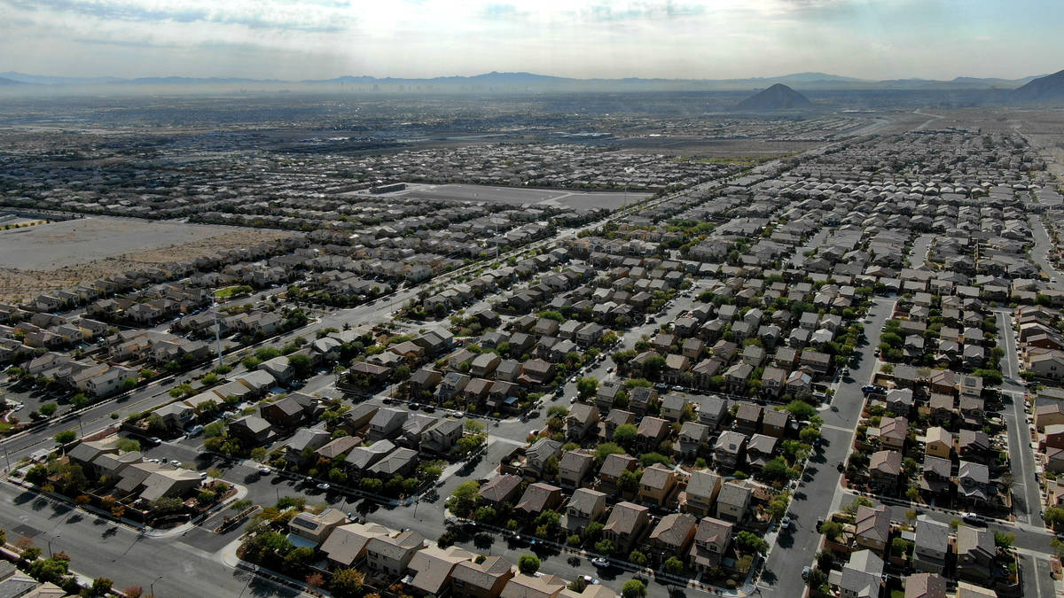 Una vista aérea de las urbanizaciones cerca de Farm Road y Shaumber Road en Las Vegas el lunes ...