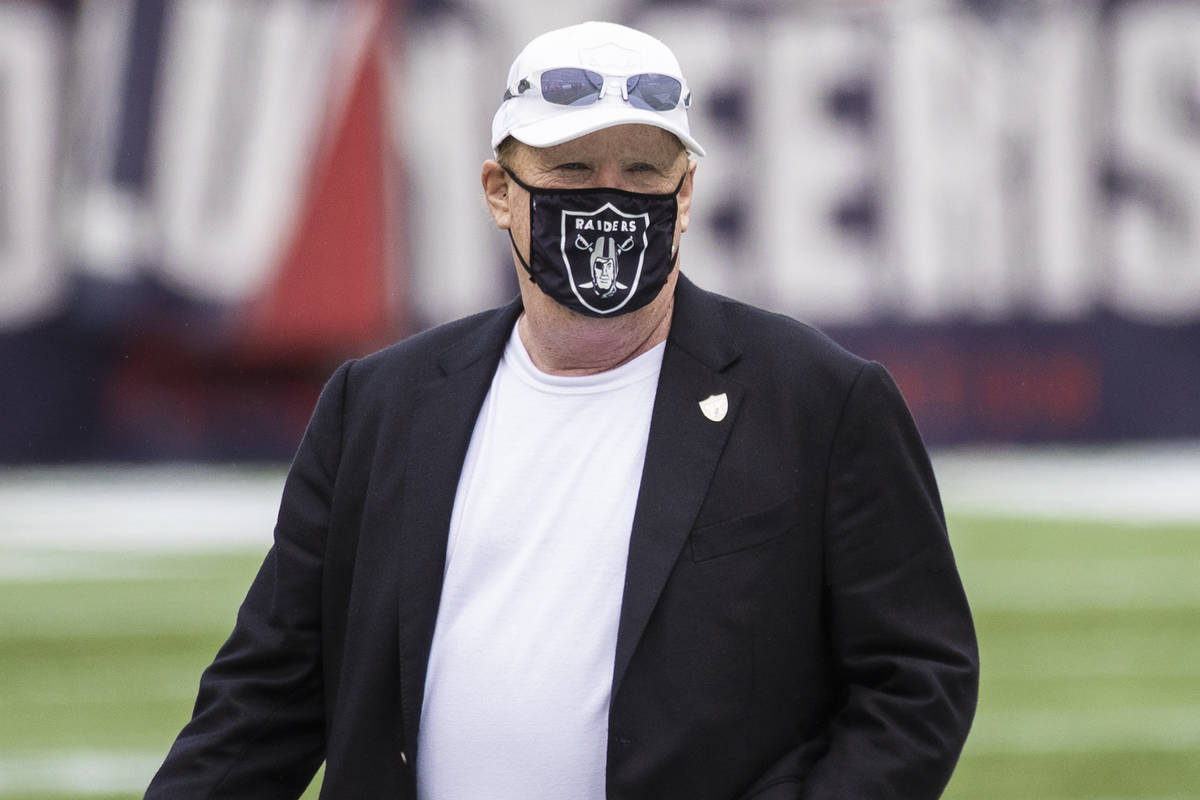 El propietario de los Raiders de Las Vegas, Mark Davis, en el calentamiento antes del inicio de ...