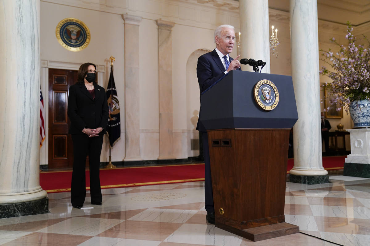 El presidente Joe Biden, acompañado por la vicepresidenta Kamala Harris, habla el martes 20 de ...