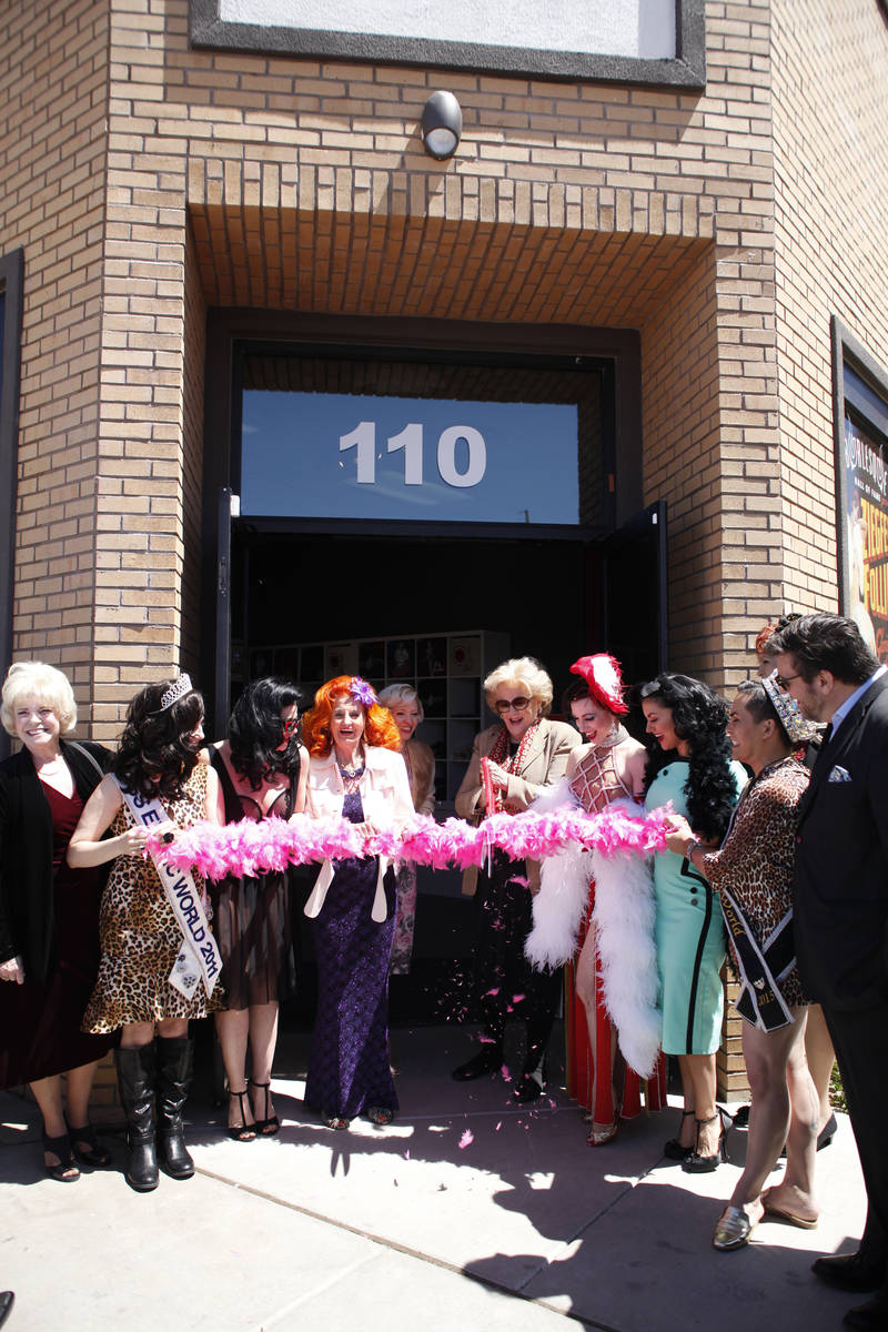 La alcaldesa de Las Vegas, Carolyn Goodman, corta la boa rosa para inaugurar formalmente el Bur ...