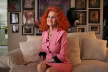 La leyenda burlesque Tempest Storm posa para un retrato en su casa de Las Vegas el 9 de junio d ...
