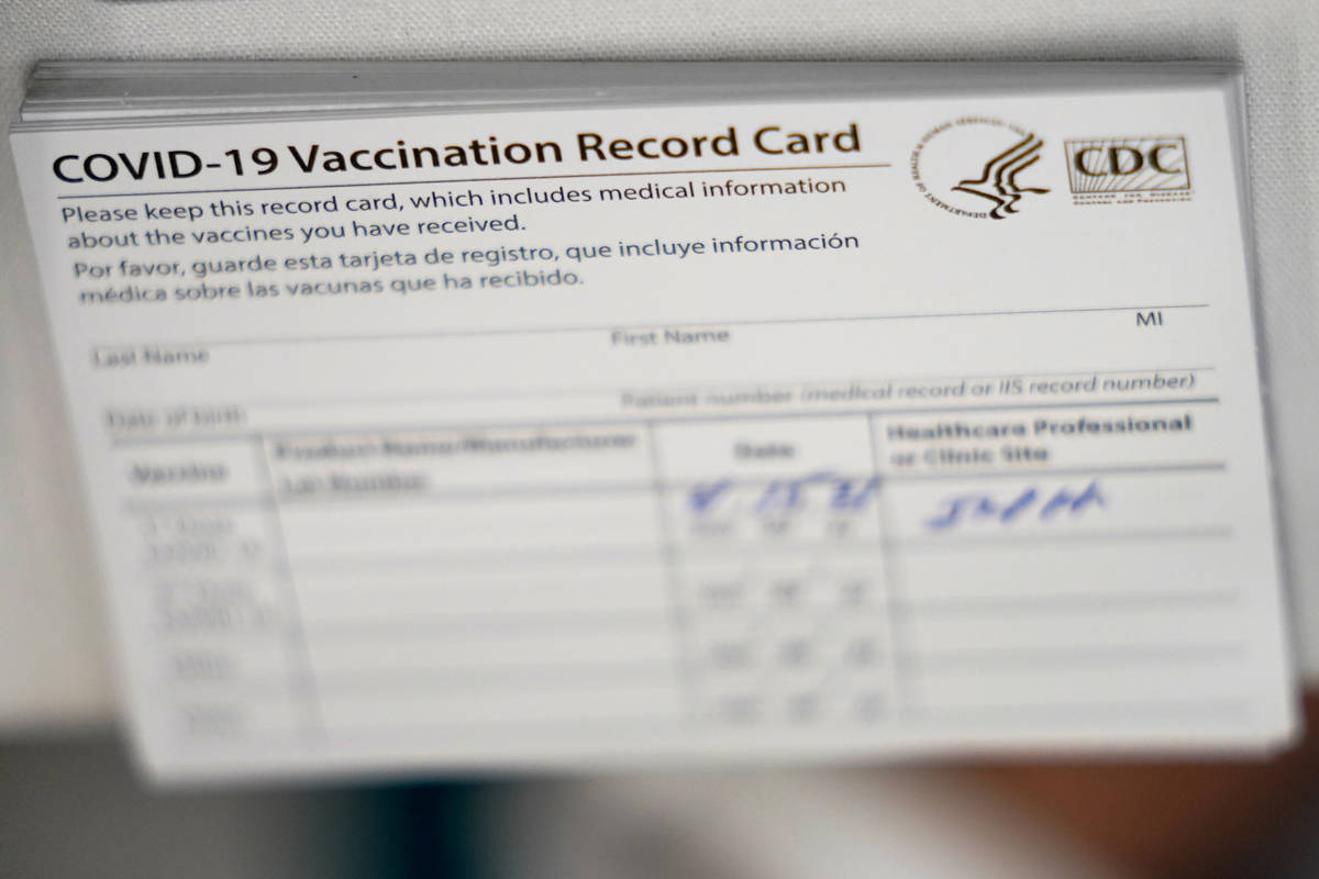 Una foto de archivo de una pila de tarjetas de registro de vacunación COVID-19. El fiscal gene ...