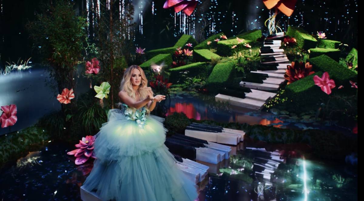 Carrie Underwood en el nuevo anuncio de Resorts Worlds Las Vegas, "Stay Fabulous", que promocio ...