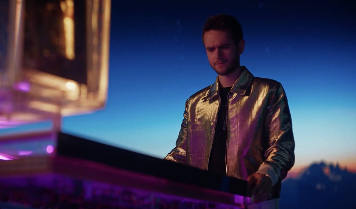 Zedd en el nuevo anuncio de Resorts Worlds Las Vegas, "Stay Fabulous", que promociona la alinea ...