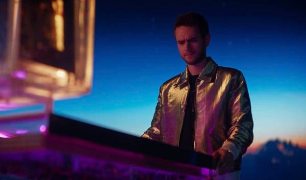 Zedd en el nuevo anuncio de Resorts Worlds Las Vegas, "Stay Fabulous", que promociona la alinea ...