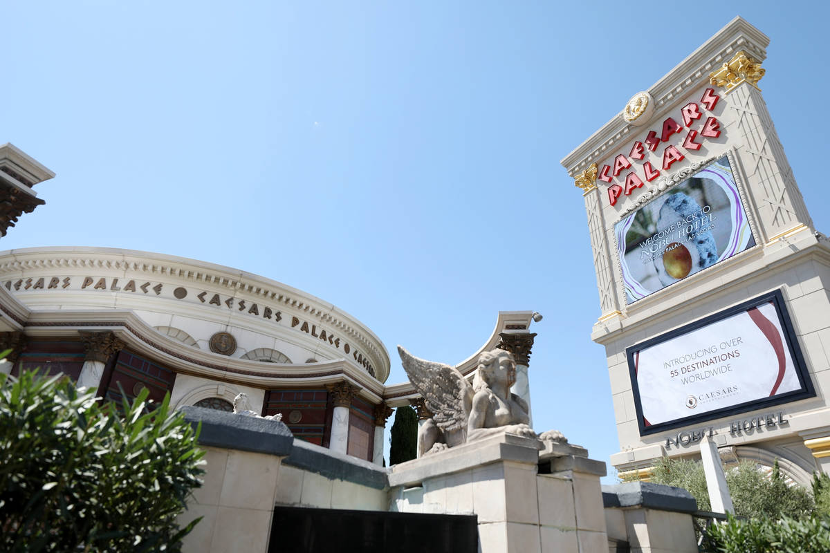 El hotel y casino Caesars Palace en el Strip de Las Vegas el jueves, 6 de agosto de 2020. (Las ...