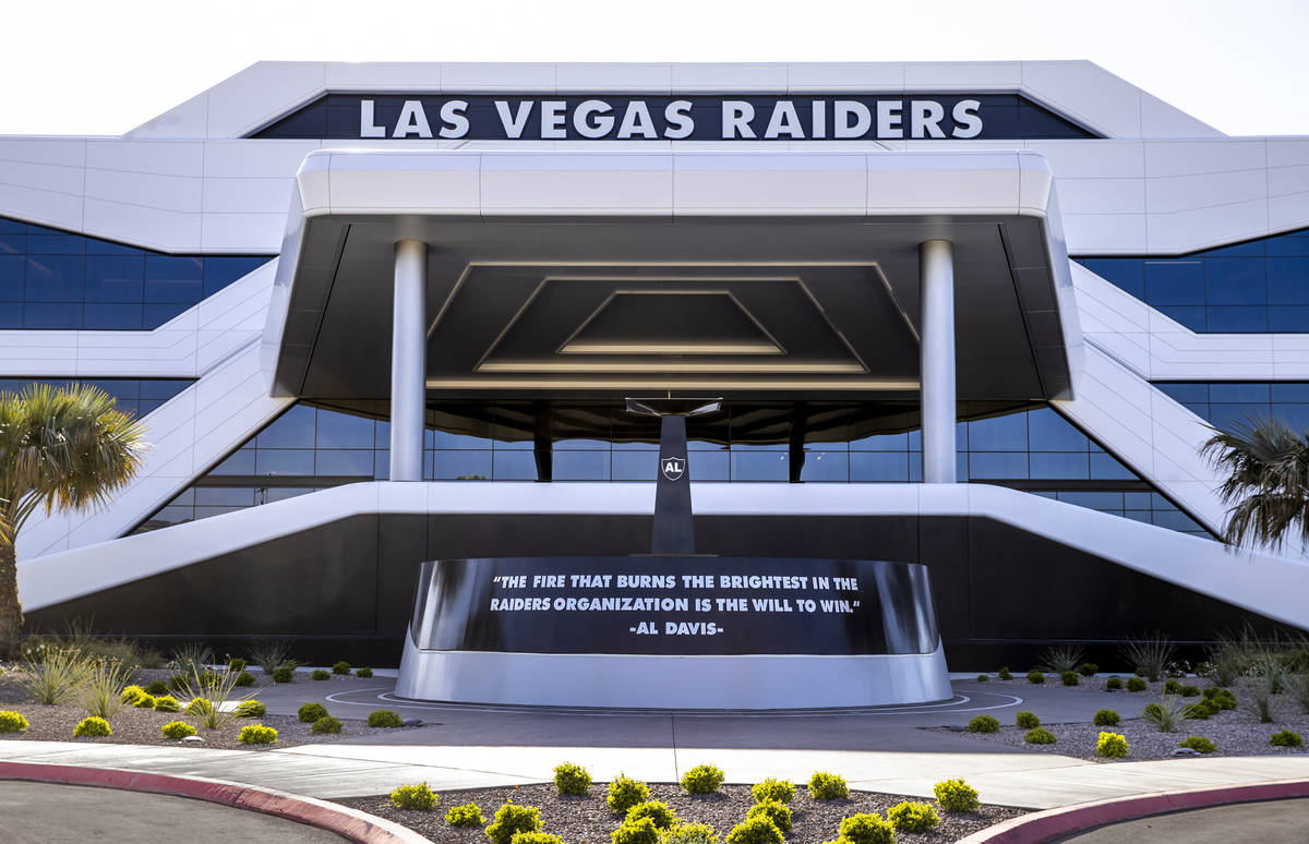 Entrada frontal de la sede de los Raiders de Las Vegas el miércoles, 14 de abril de 2021 en He ...