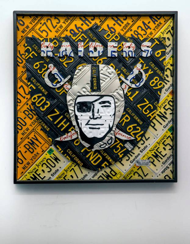 El logo de los Raiders construido con placas cuelga en un pasillo durante una visita a la sede ...