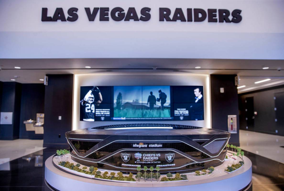El vestíbulo de la sede de los Raiders de Las Vegas muestra una maqueta del Estadio Allegiant ...