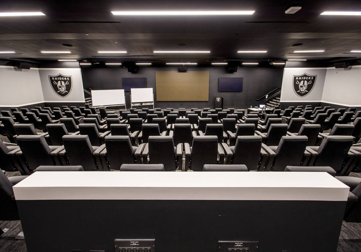 La sala del equipo dentro de la sede de los Raiders de Las Vegas el miércoles, 14 de abril de ...