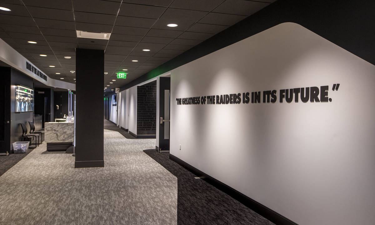 Abundan citas motivadoras como ésta en un pasillo dentro de la sede de los Raiders de Las Vega ...