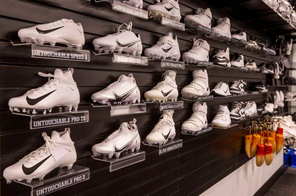 Un estante con posibles opciones de calzado deportivo para los jugadores cuelga en la sala de e ...