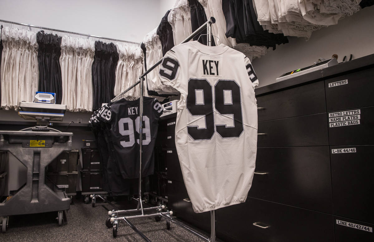 Un estante de jerseys en la sala de equipos dentro de la sede de los Raiders de Las Vegas el mi ...