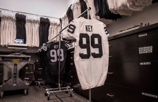 Un estante de jerseys en la sala de equipos dentro de la sede de los Raiders de Las Vegas el mi ...
