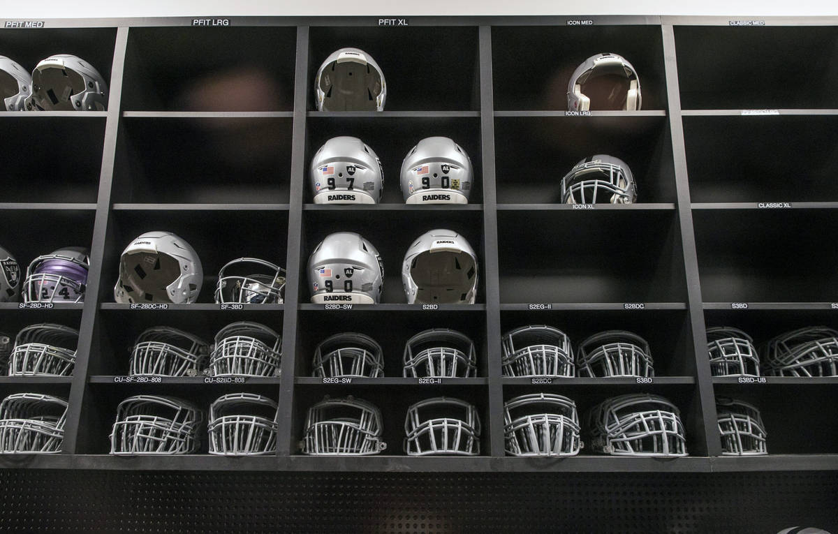 Cascos y máscaras en la sala de equipos dentro de la sede de los Raiders de Las Vegas el miér ...