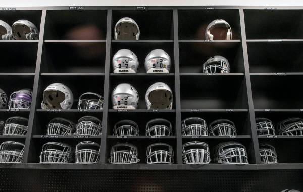 Cascos y máscaras en la sala de equipos dentro de la sede de los Raiders de Las Vegas el miér ...