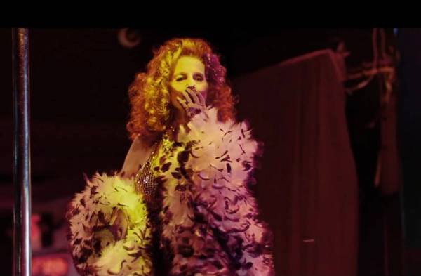 Una captura de video de la difunta leyenda burlesque Tempest Storm que aparece en el video de l ...